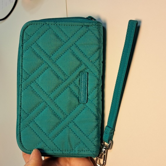 Vera Bradley Handbags - Vera Bradley.RFID